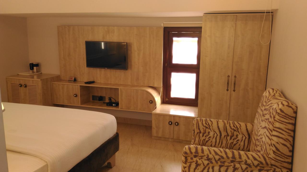 Hotel Posh Chandīgarh Exteriör bild