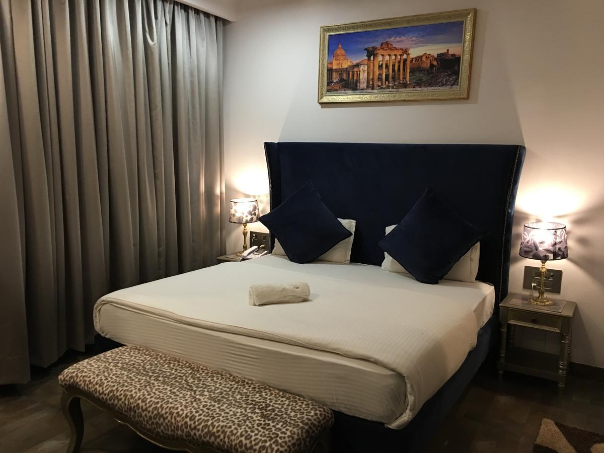 Hotel Posh Chandīgarh Exteriör bild