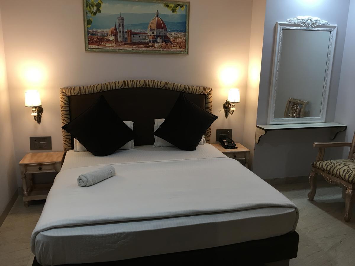 Hotel Posh Chandīgarh Exteriör bild