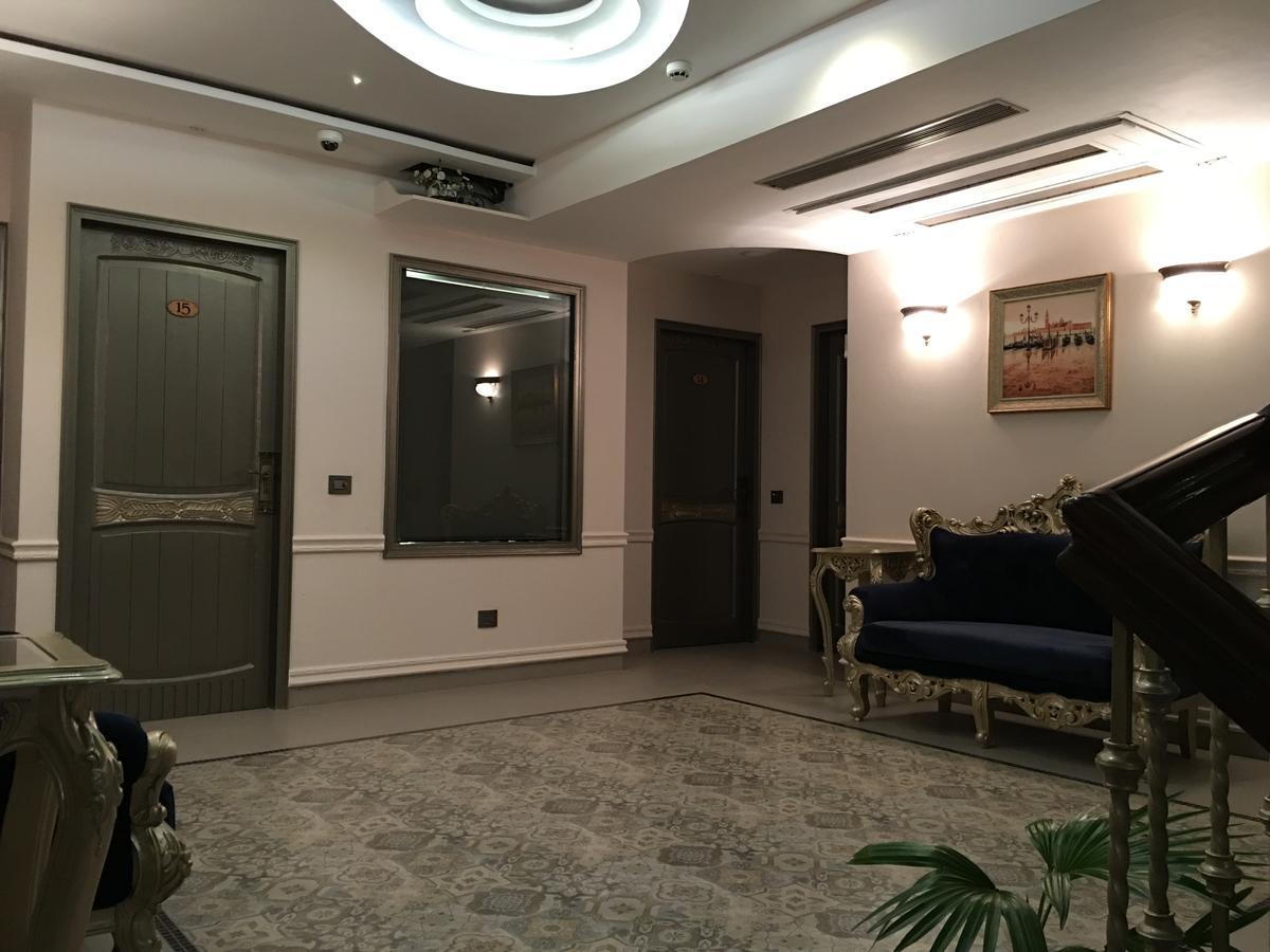 Hotel Posh Chandīgarh Exteriör bild