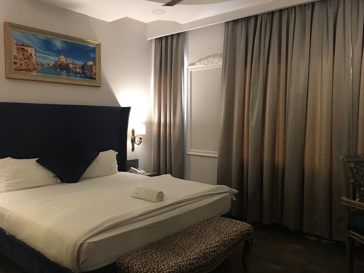 Hotel Posh Chandīgarh Exteriör bild