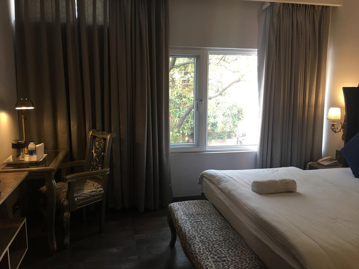 Hotel Posh Chandīgarh Exteriör bild