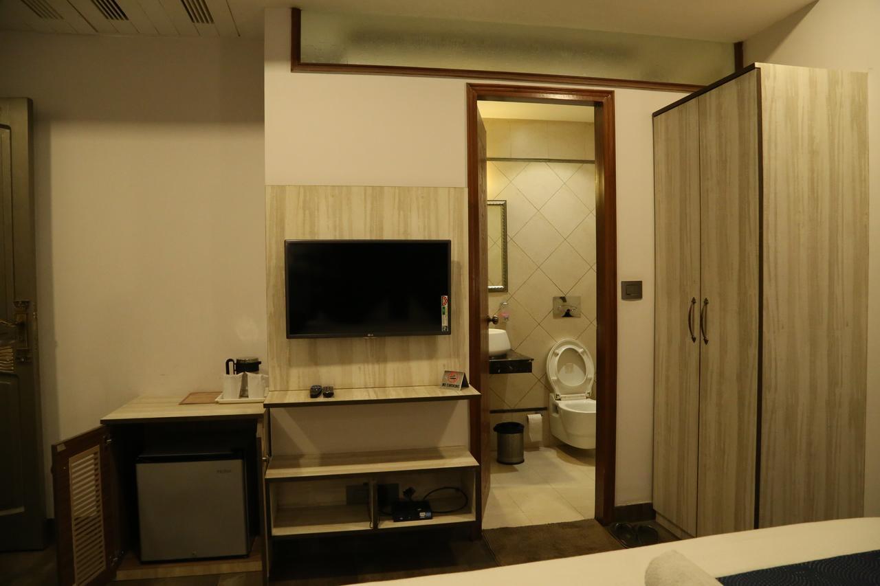 Hotel Posh Chandīgarh Exteriör bild