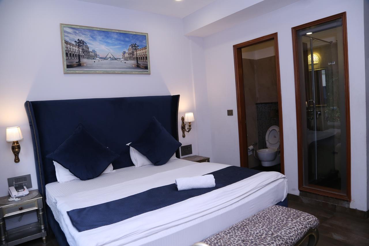 Hotel Posh Chandīgarh Exteriör bild