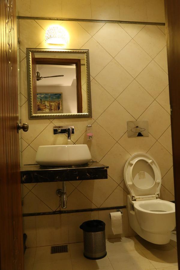 Hotel Posh Chandīgarh Exteriör bild