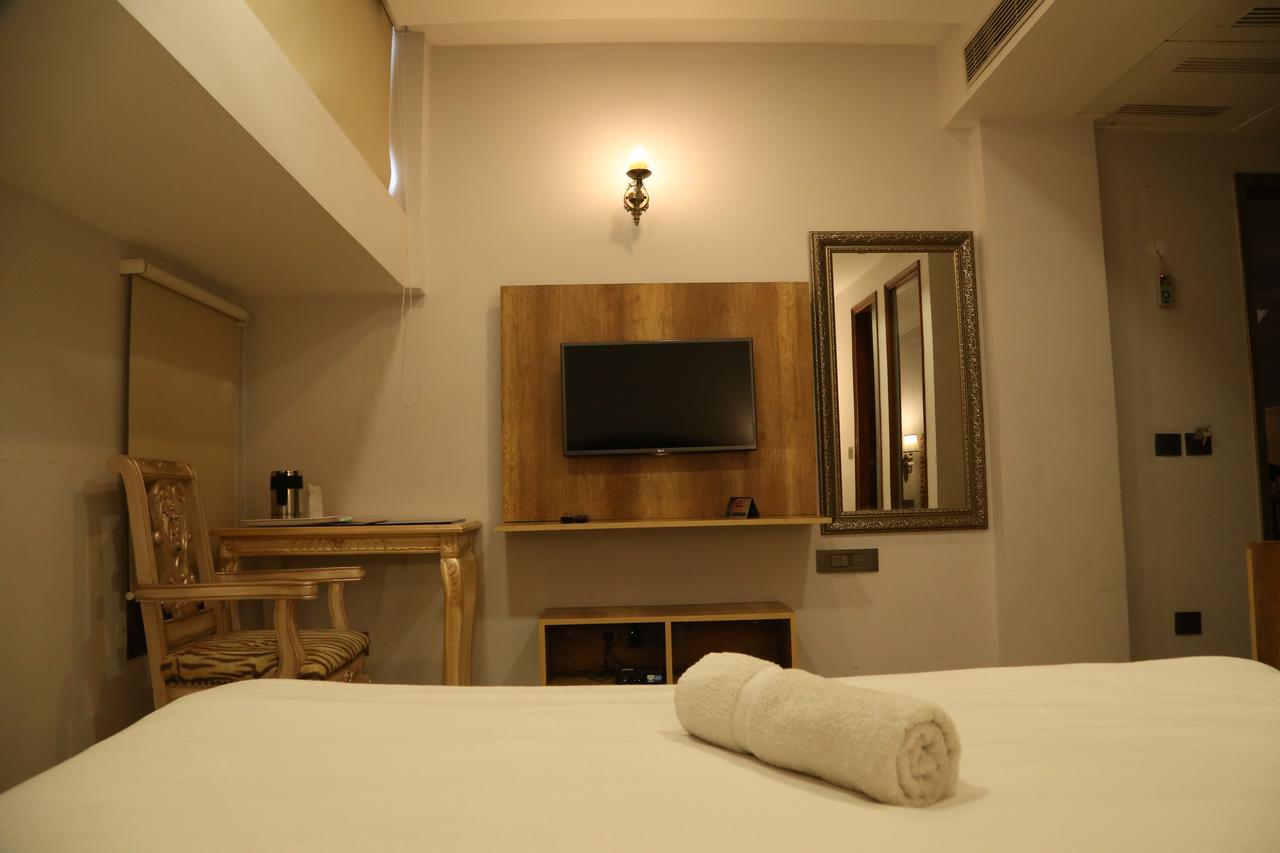 Hotel Posh Chandīgarh Exteriör bild