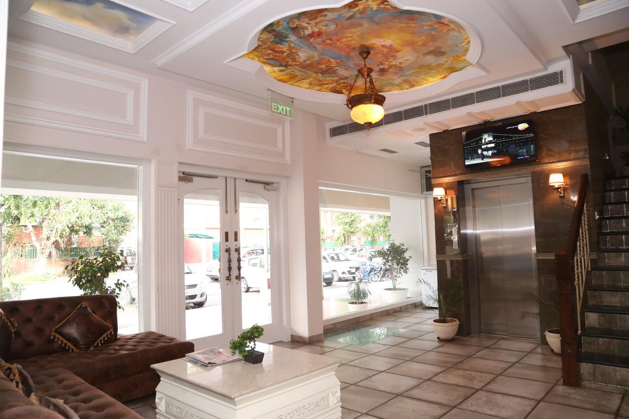 Hotel Posh Chandīgarh Exteriör bild