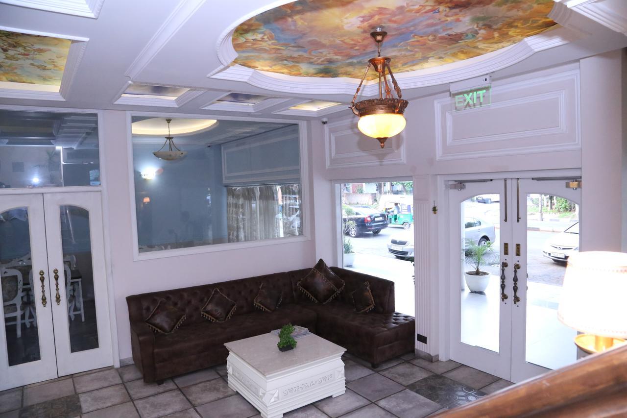 Hotel Posh Chandīgarh Exteriör bild