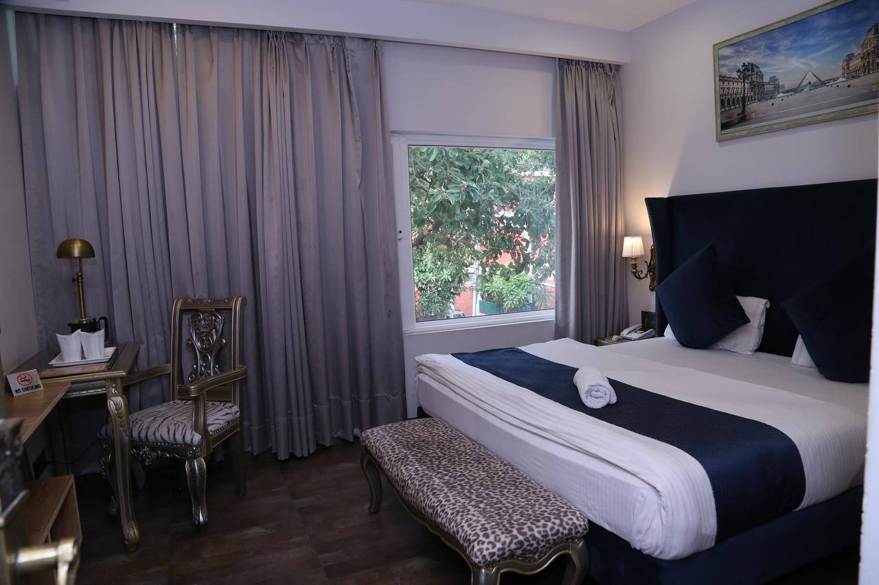 Hotel Posh Chandīgarh Exteriör bild