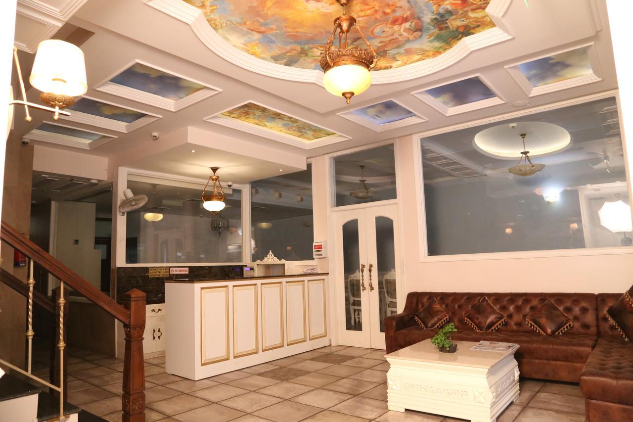 Hotel Posh Chandīgarh Exteriör bild