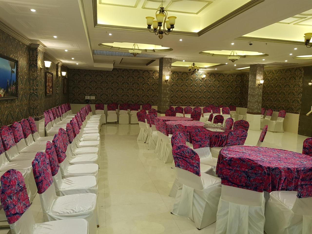 Hotel Posh Chandīgarh Exteriör bild